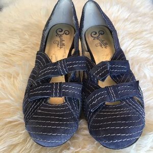 Seychelles navy blue stitch heel with two bows!